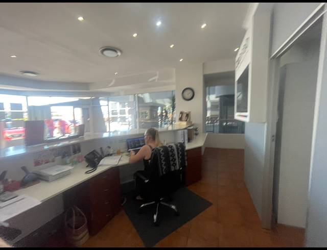 220.70M² OFFICE TO LET IN LAKEFIELD